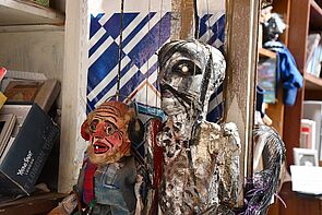 Das Foto zeigt 2 Marionetten. Marionetten sind Puppen an Fäden. Die Puppen hat Hans W. Scheibner selbst gemacht.