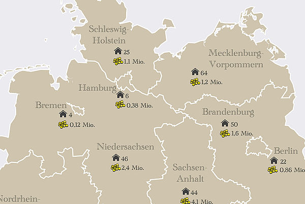 Eine ockerfarbene Karte von Deutschland. Schwarze Haussymbole zeigen in jedem Bundesland an, wie viele Denkmäler die Deutsche Stiftung Denkmalschutz dort 2022 unterstützt hat. Kleine gelbe Münz-Icons machen deutlich, wie viel Geld sie dafür jeweils zur Verfügung stellte. 