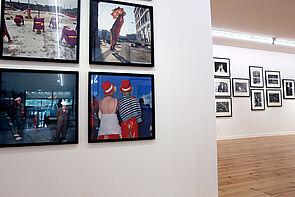 Blick in die Ausstellung. Zu sehen sind Bilder in schwarz-weiß und in Farbe.