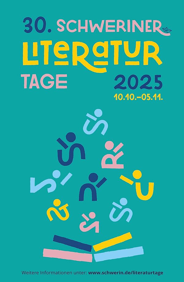 Ein geöffnetes Buch. Aus dem Buch steigen Buchstaben und Zahlen auf. Darüber steht: 30. Schweriner Literaturtage 2025