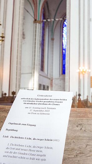 Der Festgottesdienst. Hier der Blick aus dem Dom auf die Fenster.