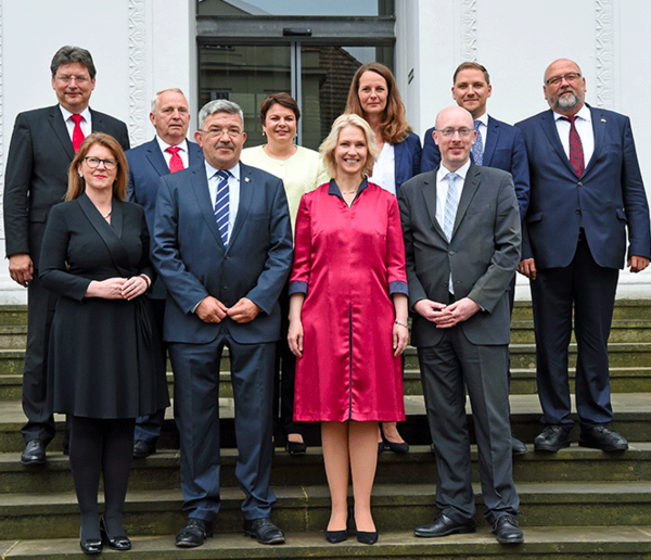 Ministerpräsidentin Manuela Schwesig steht mit ihren Ministerinnen und Ministern in zwei Reihen auf einer Treppe vor der Staatskanzlei. Darunter auch Kultusministerin Bettina Martin.