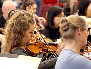 Eine Musikerin spielt auf ihrer Geige.
