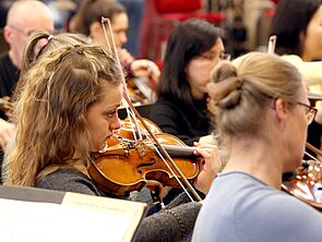 Eine Musikerin spielt auf ihrer Geige.