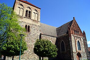 Die Backsteinkirche von außen.