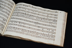 Ein aufgeschlagenes Buch. Auf der Seite die Noten eines Musikstücks.