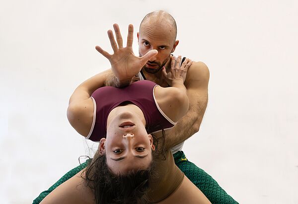 Zwei Balletttänzer bei der Probe.
