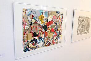 Farbenfrohe Bilder zeigen Motive aus der Großstadt.