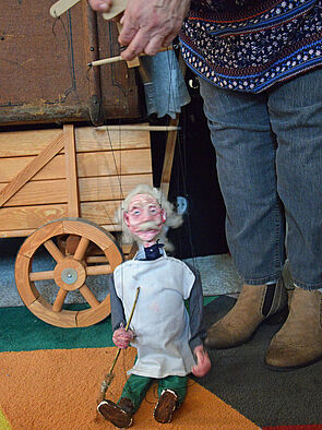 Eine Marionette, die aussieht wie Albert Einstein.