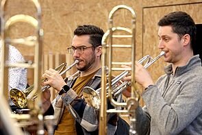 Zwei Musiker proben mit der Trompete.