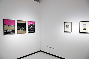 Blick in den Ausstellungsraum. An der Wand hängen Bilder.