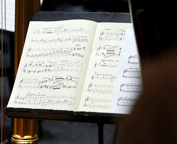 Auf einem Orchesterpult liegt ein aufgeschlagenes Notenblatt.
