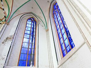 In Blau gehalten: Blick aus dem Dom auf die ersten beiden von vier Kirchenfenstern nach Entwürfen von Günther Uecker. 