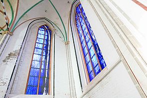 In Blau gehalten: Blick aus dem Dom auf die ersten beiden von vier Kirchenfenstern nach Entwürfen von Günther Uecker. 