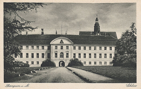 Eine alte Schwarz-Weiß-Postkarte von der Kloster- und Schlossanlage. Auf der Karte ist das Gebäude intakt.