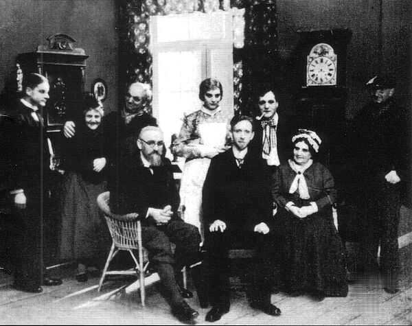 Ein altes schwarz-weiß-Foto zeigt Theaterleute von früher.
