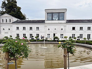 Orangerie mit Wasserspiel im Vordergrund