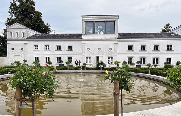 Orangerie mit Wasserspiel im Vordergrund