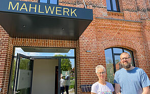 Annette Jeske und Restaurantleiter Thomas Preuß stehen vor dem Eingang vom Mahlwerk.