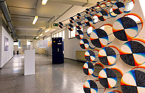 Im Ausstellungsraum der Werft verteilen sich Kunstobjekte.