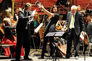 Das Orchester spielt.