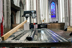 Ein Arbeitsgerät ist im Schweriner Dom aufgebaut.