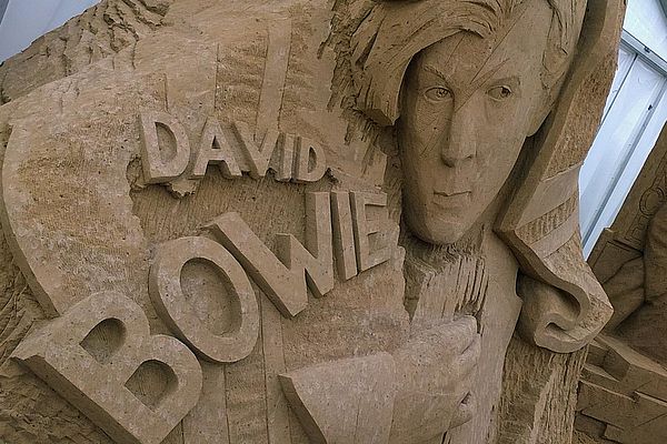 Ein Porträt von David Bowie aus Sand.