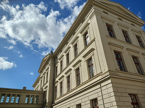 Ein Regierungsgebäude in Schwerin. Das Haus wurde 1890 erbaut.
