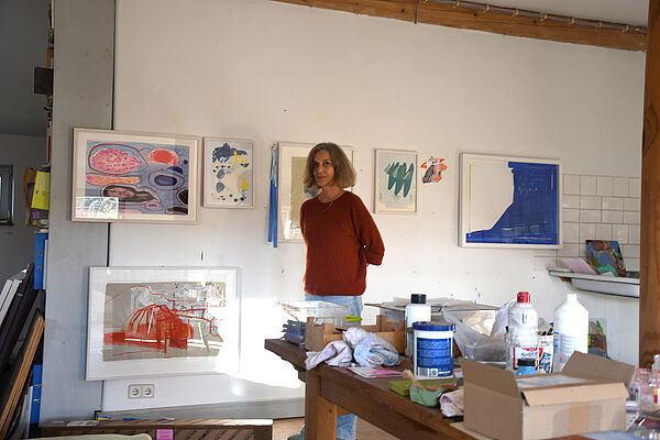 Tanja Zimmermann steht in ihrem Atelier.