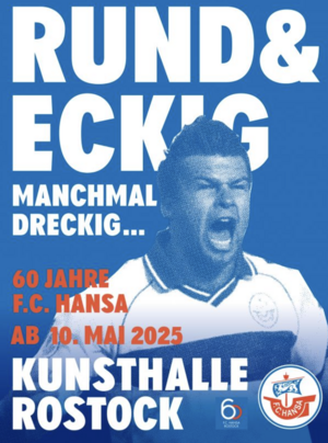 Das Plakat zur Ausstellung. Zu sehen ist ein jubelnder Fußballspieler.