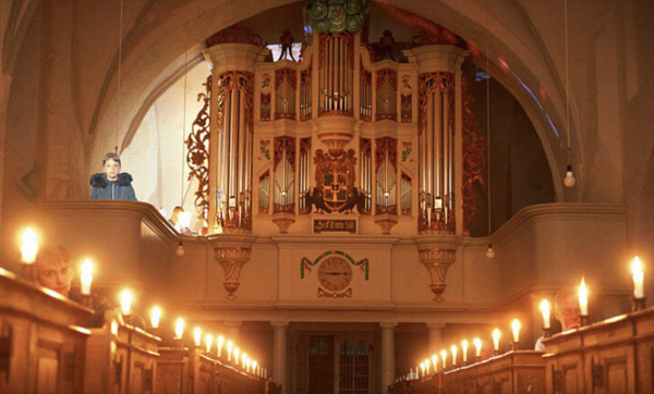 Eine Kirche. In der Kirche steht eine Orgel.