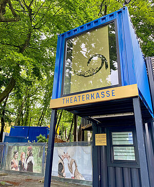 Der Eingang zur Ostseebühne. An den Zäunen, die Blicke von außen abhalten, hängen Szenenausschnitte.