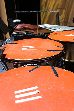 Blick über die Pauken ins Theaterzelt.