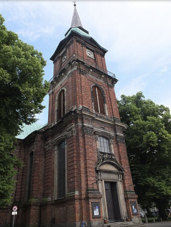 Blick auf eine Kirche