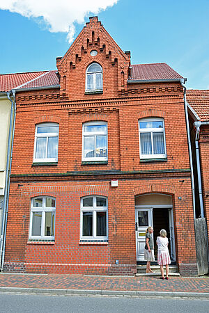 Ein Backsteinhaus von außen.