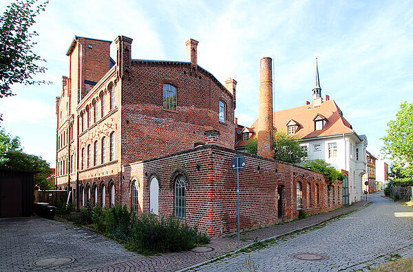 Ein Backsteingebäude mit Schornsteinen. 