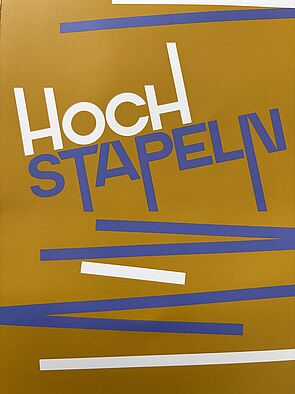 Das Plakat zur Ausstellung. Thema: Hochstapeln.