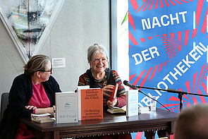 Zwei Frauen. Eine moderiert. Eine liest aus ihrem Buch.