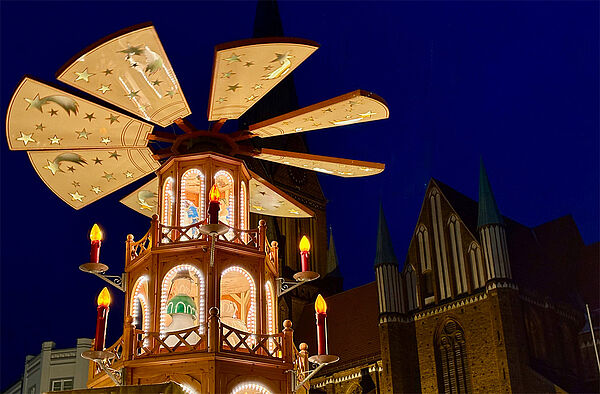 Eine große, beleuchtete Pyramide auf dem Weihnachtsmarkt in Schwerin.