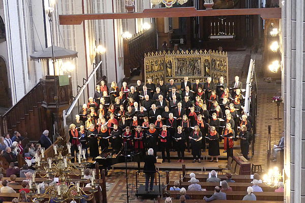 Blick von oben: Ein Chor mit knapp 50 Sängerinnen und Sängern tritt in der Kirche auf. 