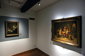 Zwei Gemälde in der Ausstellung im Kunstmuseum Schwaan.