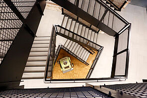 Blick von oben durch das Treppenhaus