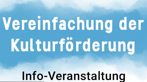 Auf einem weiß-blauen, wolkenartigen Hintergrund steht in weißer Schrift "Vereinfachung der Kulturförderung". Darunter in Schwarz: "Info-Veranstaltung".