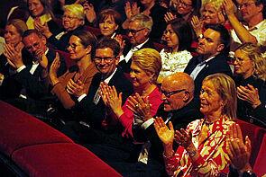 Blick in den vollbesetzten Theatersaal.