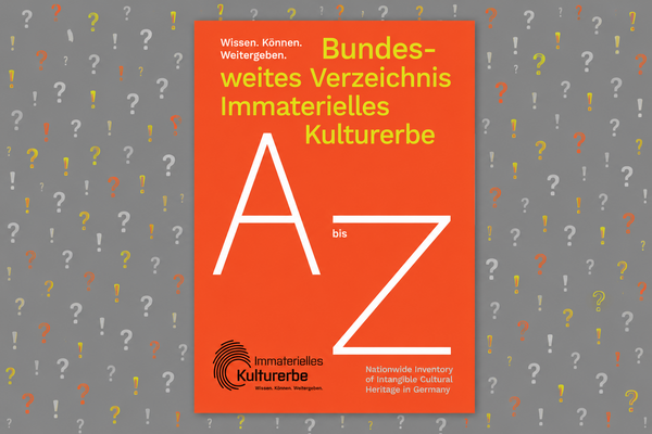 Ein Titelblatt in Orange. Din A4.