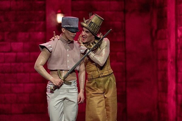 Zwei Balletttänzer auf der Bühne.