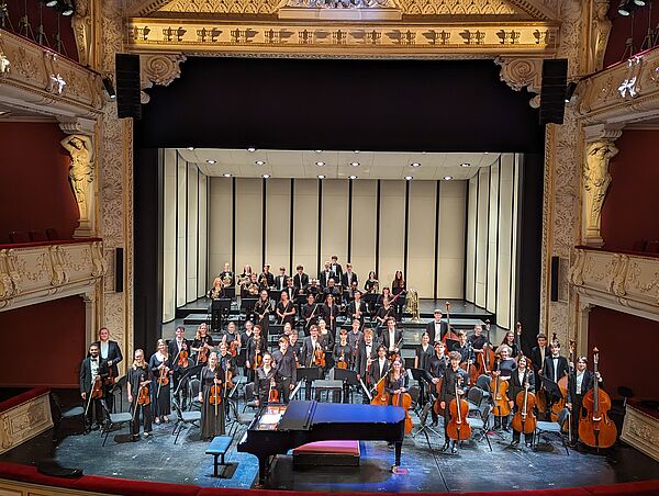 Das Landesjugendorchester auf einer Bühne im Mecklenburgischen Staatstheater.