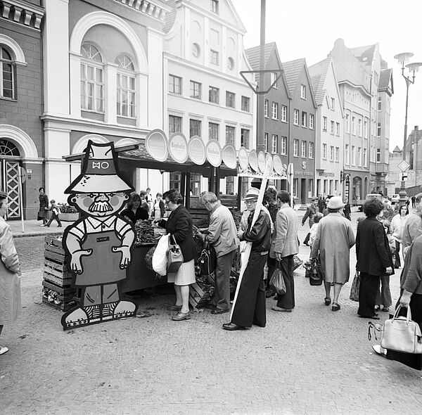 Eine alte Aufnahme zeigt einen Marktstand in Schwerin.