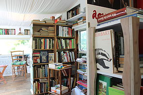 Ein Raum voller Bücher und Regale. 