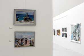 Links zwei Bilder an der Wand. Strand-Motive.